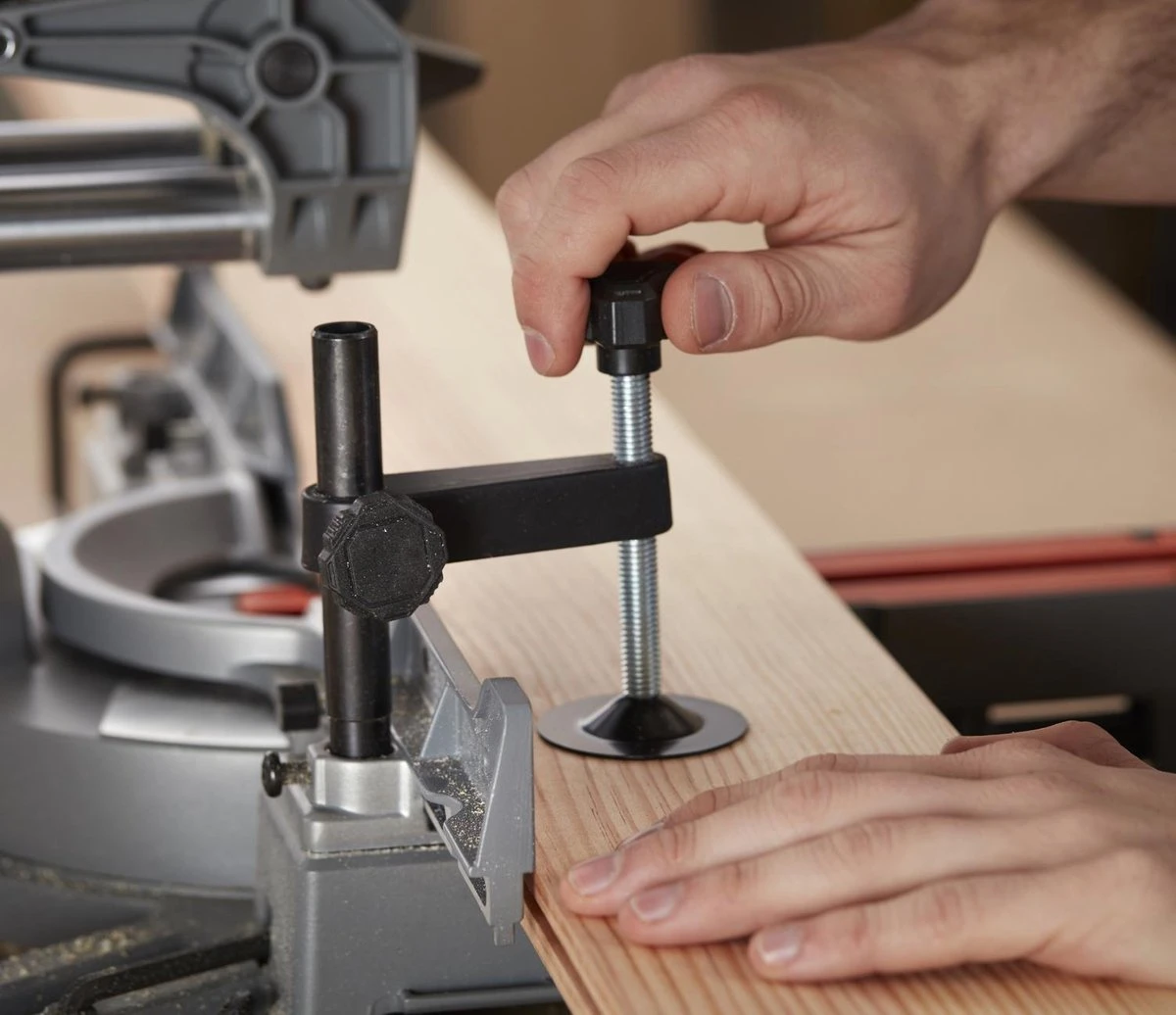 Black & Decker BLACK+DECKER BES700-QS Afkort-/Verstekzaag - 1600W - Ø 216mm Zaagblad 4 Black & Decker BLACK+DECKER BES700-QS Afkort-/Verstekzaag - 1600W - Ø 216mm Zaagblad - Afbeelding 2