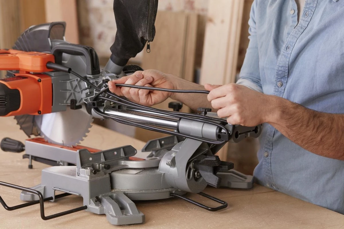 Black & Decker BLACK+DECKER BES700-QS Afkort-/Verstekzaag - 1600W - Ø 216mm Zaagblad 8 Black & Decker BLACK+DECKER BES700-QS Afkort-/Verstekzaag - 1600W - Ø 216mm Zaagblad - Afbeelding 6