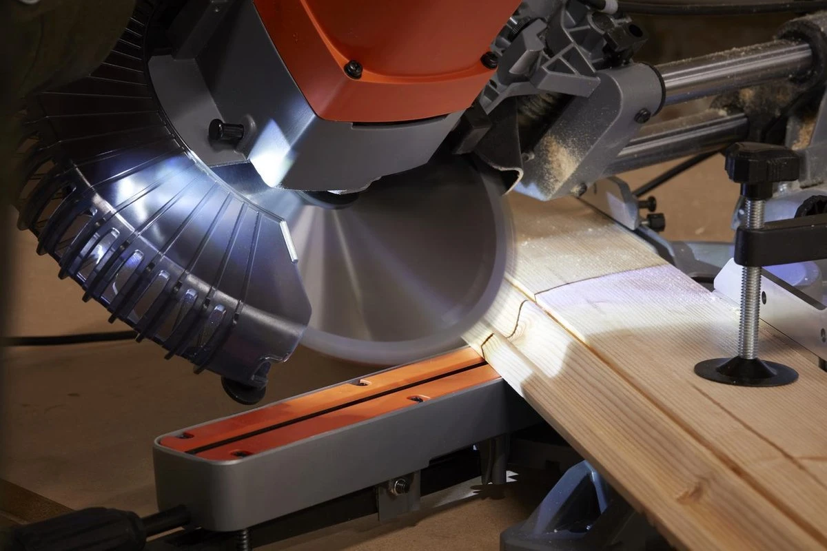 Black & Decker BLACK+DECKER BES700-QS Afkort-/Verstekzaag - 1600W - Ø 216mm Zaagblad 10 Black & Decker BLACK+DECKER BES700-QS Afkort-/Verstekzaag - 1600W - Ø 216mm Zaagblad - Afbeelding 8